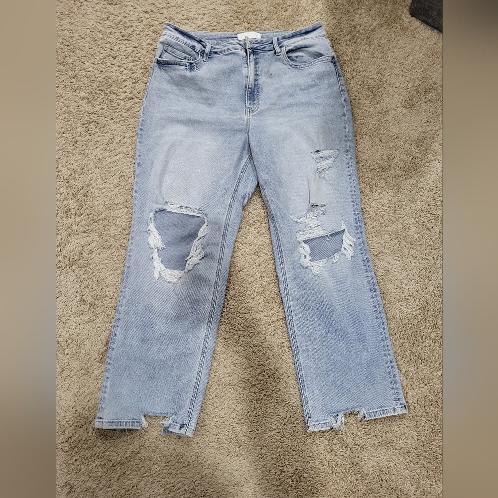 NWOT Vervet Light Wash Distressed Jeans 32